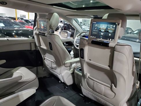 Used 2017 Chrysler Pacifica Limited FWD image 20