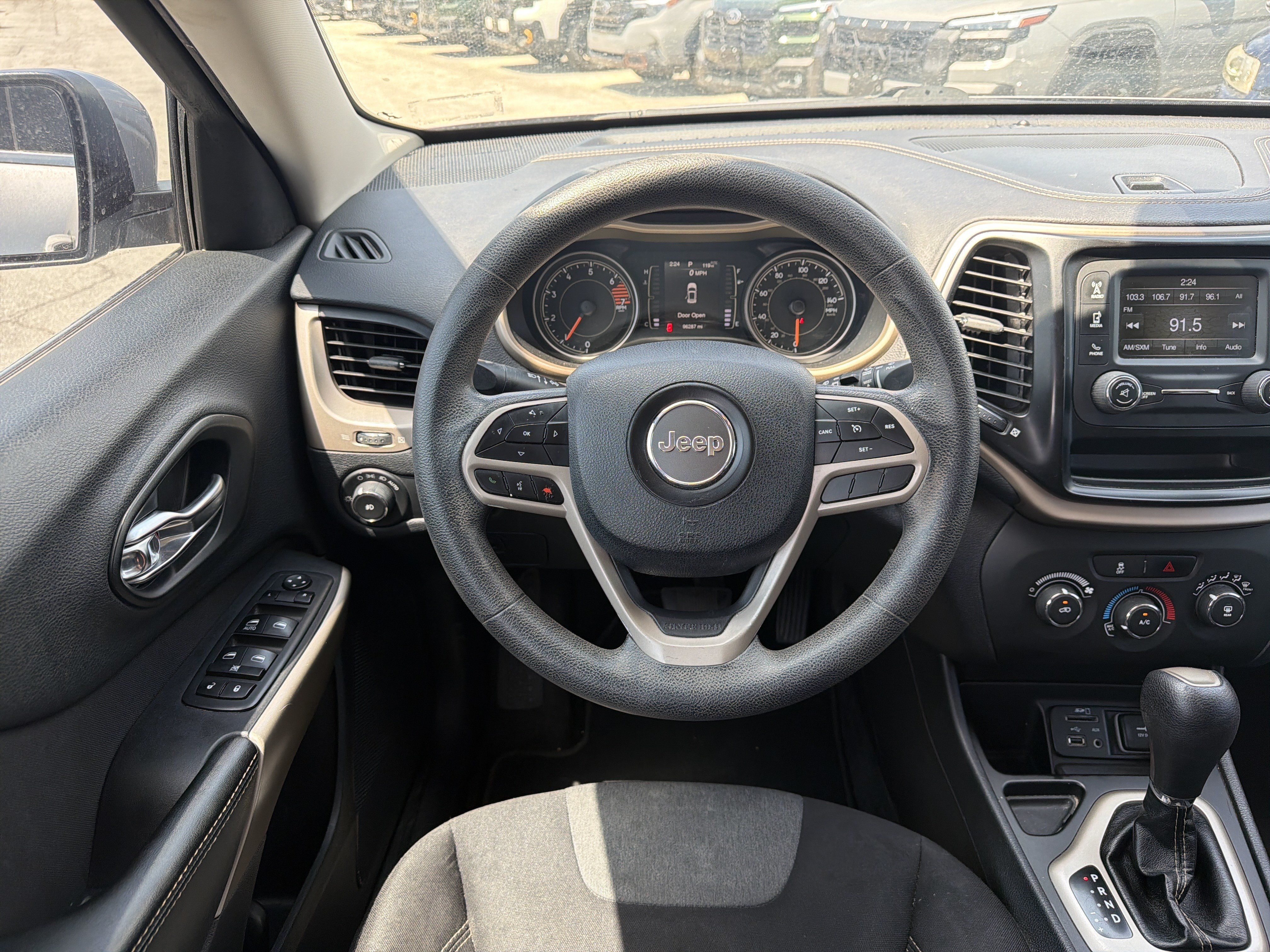 Used 2018 Jeep Cherokee Latitude FWD image 11