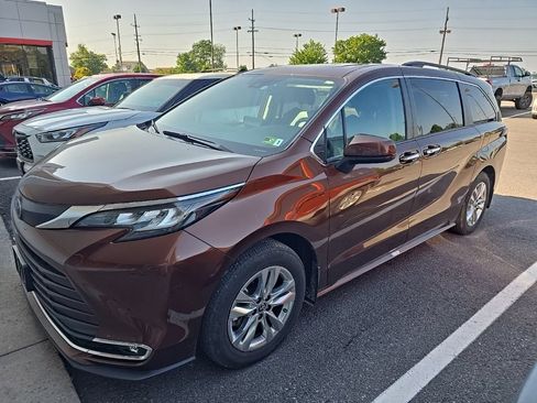 Certified 2023 Toyota Sienna XLE w/ XLE Plus Package AWD/4WD image 1