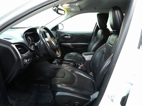 Used 2019 Jeep Cherokee Limited image 10