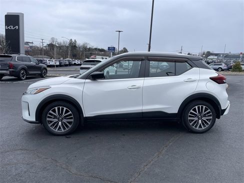 Used 2021 Nissan Kicks SV image 3
