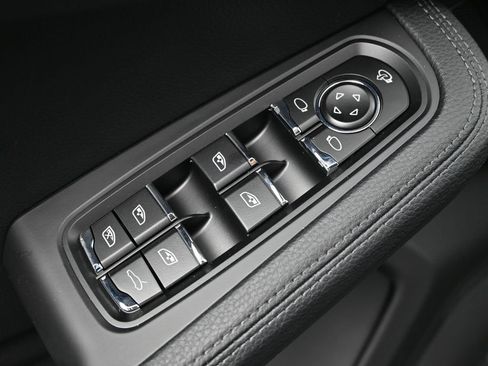 Certified 2026 Porsche Macan AWD/4WD image 19