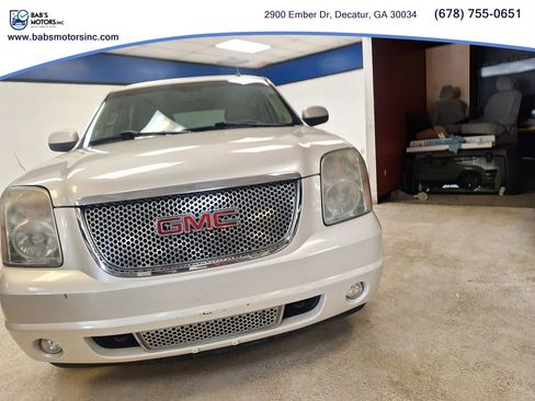 Used 2011 GMC Yukon Denali image 2