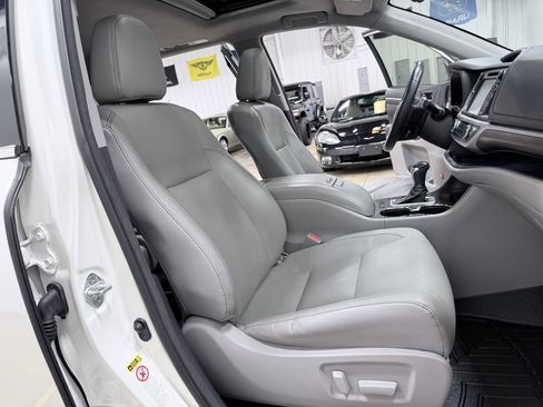 Used 2016 Toyota Highlander Limited FWD image 38