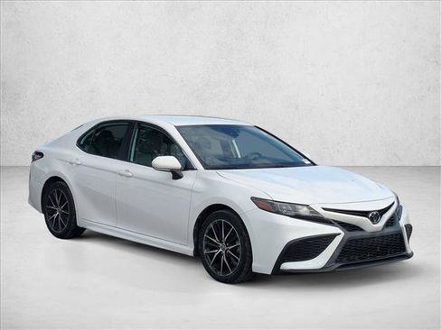 Used 2022 Toyota Camry SE w/ Convenience Package FWD image 3