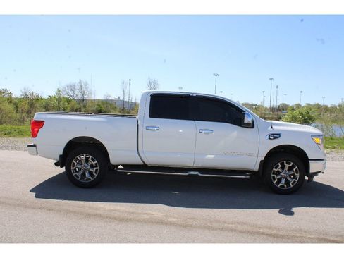Used 2018 Nissan Titan SL w/ Chrome Package AWD/4WD image 6