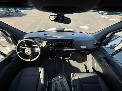 Used 2025 Mercedes-Benz Sprinter 2500 image 19