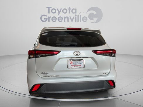 Used 2023 Toyota Highlander XLE FWD image 5