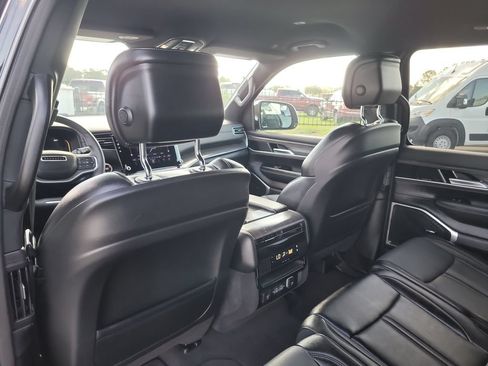 Certified 2024 Jeep Wagoneer Series II w/ Flexible Seating Group RWD image 12