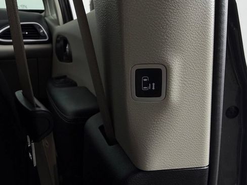 Used 2022 Chrysler Pacifica Touring-L FWD image 29