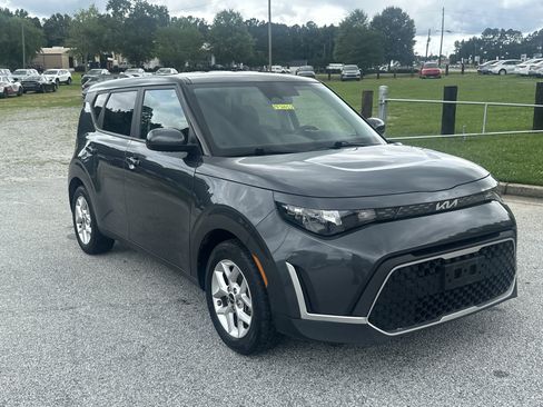 Used 2023 Kia Soul LX w/ LX Technology Package FWD image 3