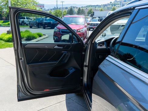 Used 2024 Volkswagen Tiguan SE w/ Panoramic Sunroof Package AWD/4WD image 16