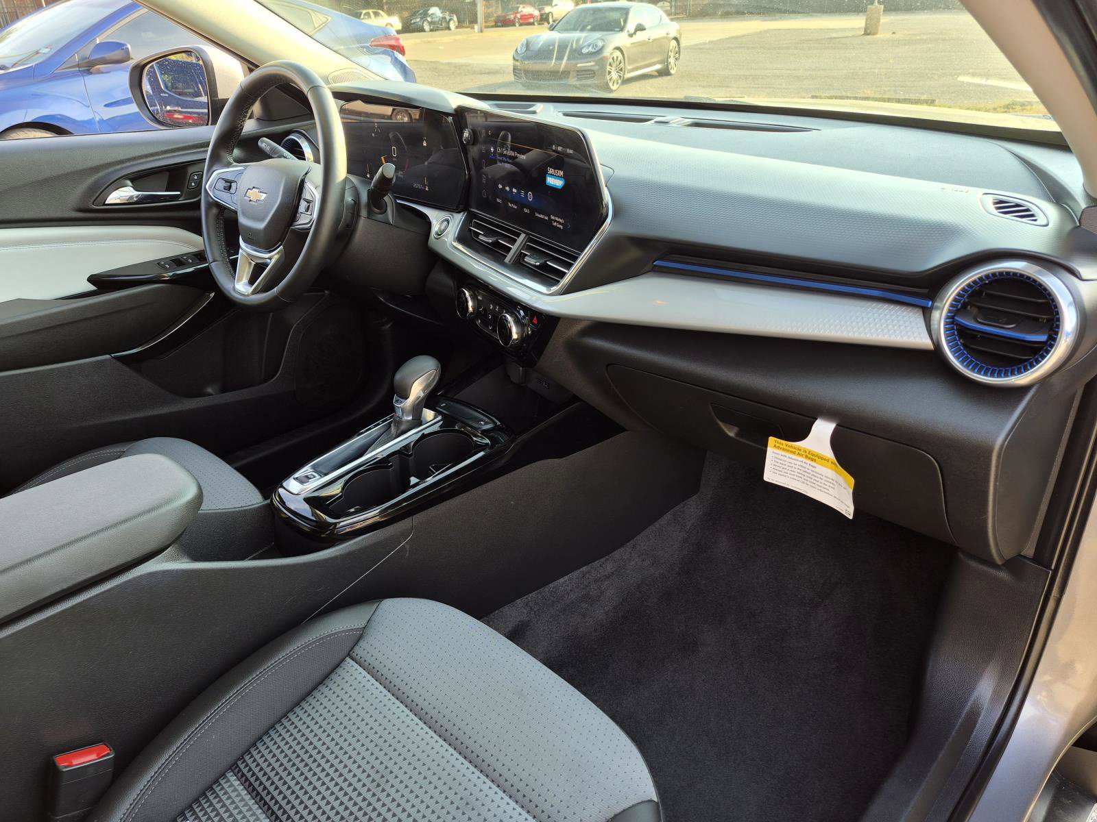 Used 2025 Chevrolet Trax LT w/ LT Convenience Package FWD image 8