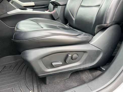 Used 2021 Ford Explorer XLT w/ Equipment Group 202A image 15