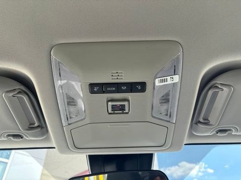 Used 2025 Toyota RAV4 XLE AWD/4WD image 22