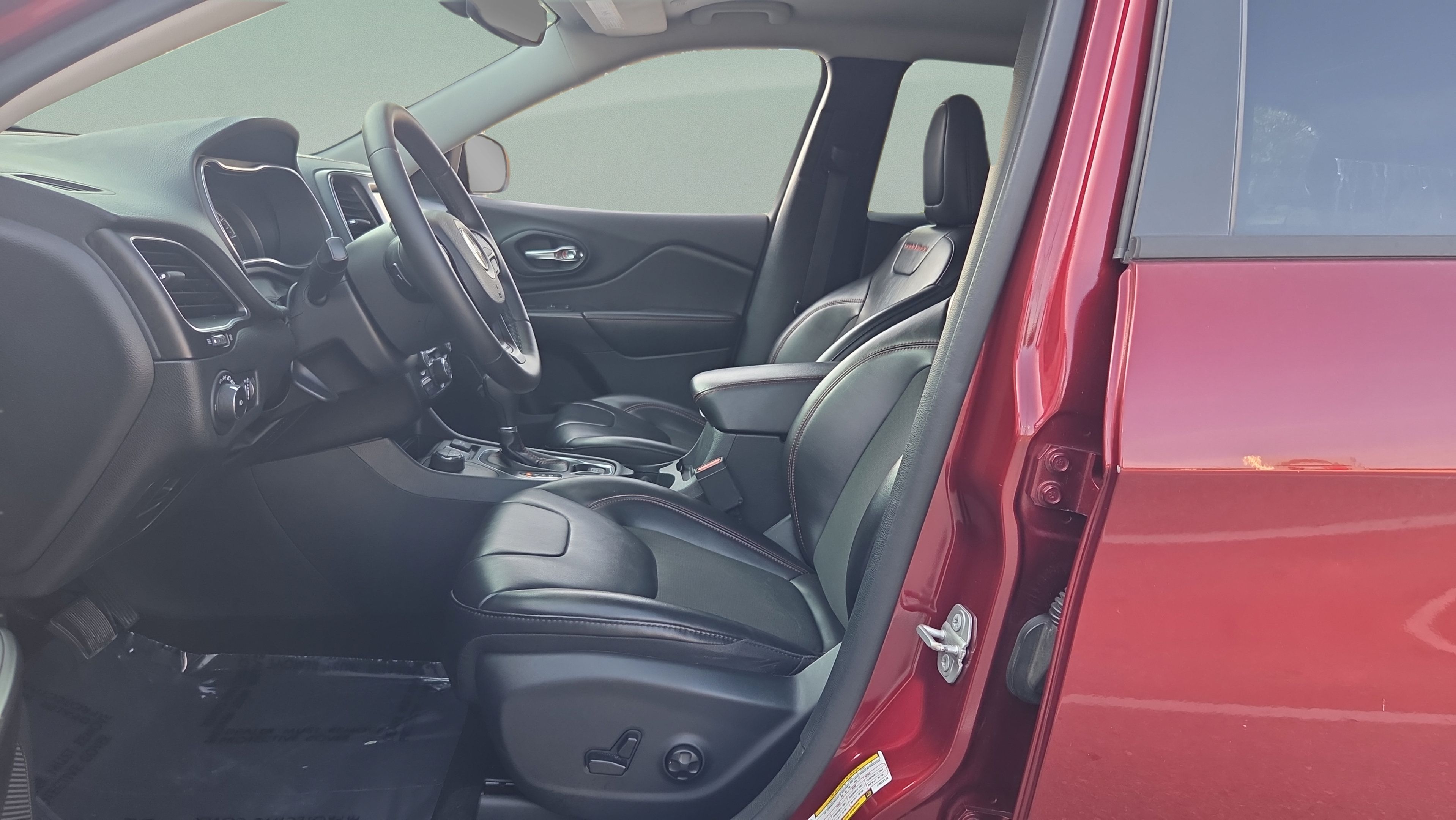 Used 2020 Jeep Cherokee Trailhawk w/ Cold Weather Group AWD/4WD image 9