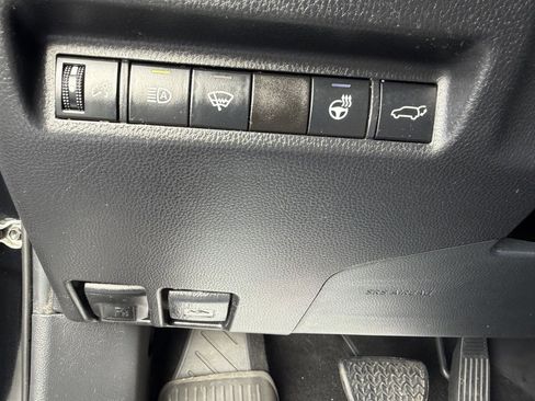 Used 2021 Toyota RAV4 XLE Premium image 8