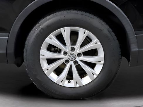 Used 2018 Volkswagen Tiguan S image 9