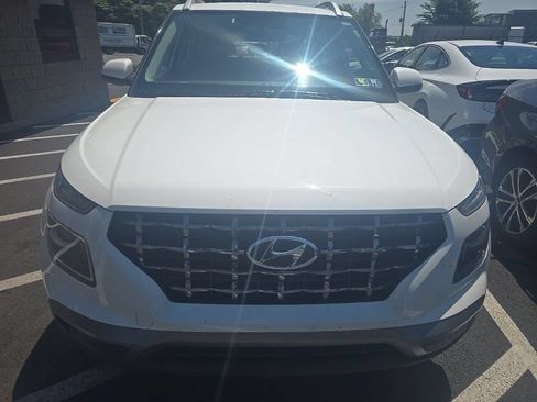 Used 2025 Hyundai Venue FWD image 2