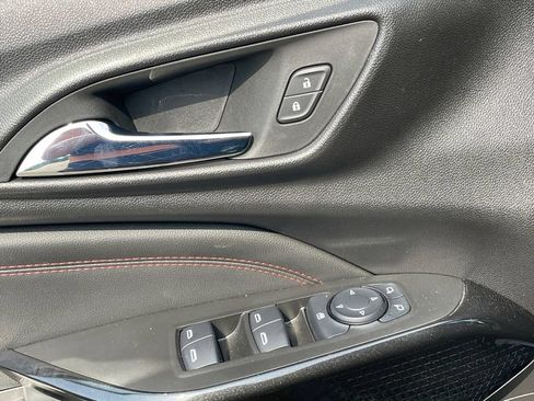 Used 2024 Chevrolet Trax RS w/ Sunroof Package FWD image 22