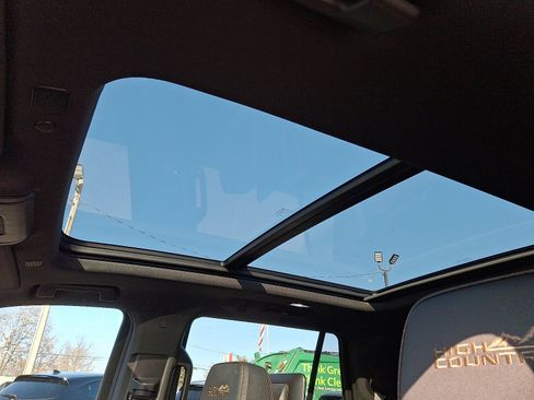 Used 2024 Chevrolet Tahoe High Country w/ Advanced Technology Package image 15