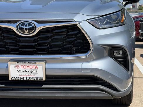 Used 2022 Toyota Highlander Limited FWD image 9
