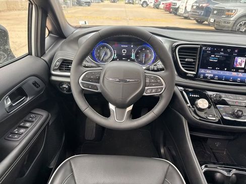 Used 2026 Chrysler Pacifica Limited FWD image 17