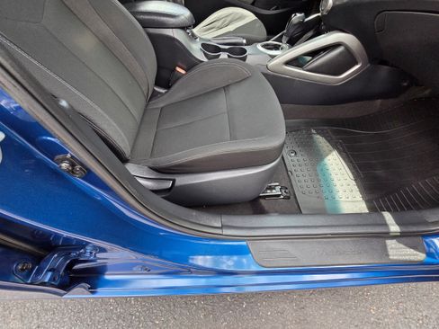 Used 2017 Hyundai Veloster FWD image 24