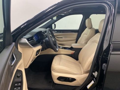 Used 2024 Jeep Grand Cherokee Limited w/ Luxury Tech Group II AWD/4WD image 9
