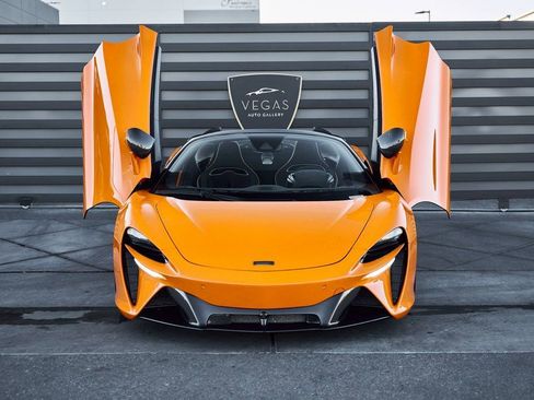 Used 2025 McLaren Artura Spider RWD image 29