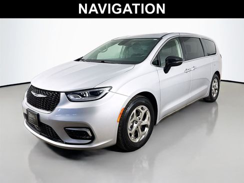 Used 2024 Chrysler Pacifica Limited image 3