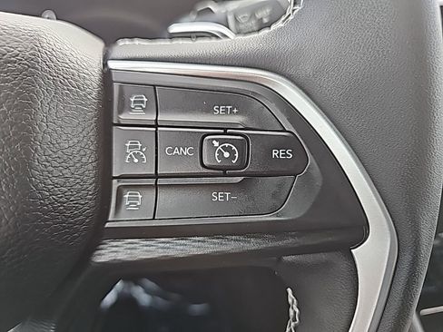 Used 2023 Jeep Grand Cherokee Altitude image 32