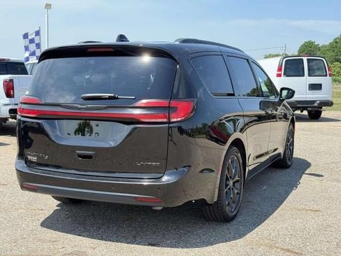 Used 2025 Chrysler Pacifica Limited FWD image 5