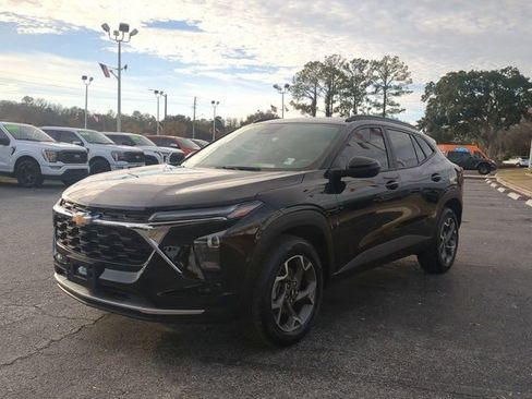 Used 2025 Chevrolet Trax LT w/ Driver Confidence Package image 8