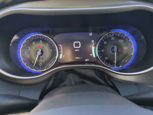 Used 2023 Chrysler Pacifica Touring-L image 26