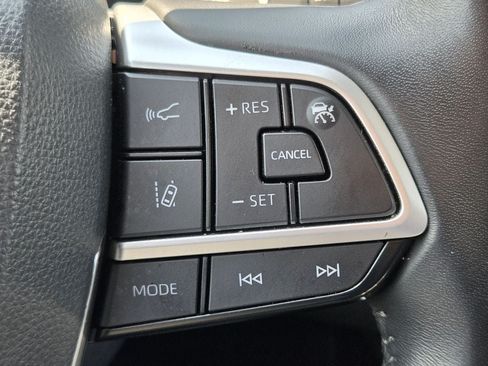 Used 2025 Toyota Highlander XLE FWD image 23