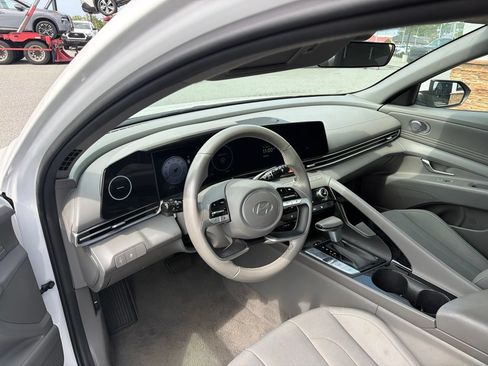Used 2025 Hyundai Elantra SEL FWD image 4