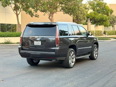 Used 2018 Cadillac Escalade Luxury RWD image 4