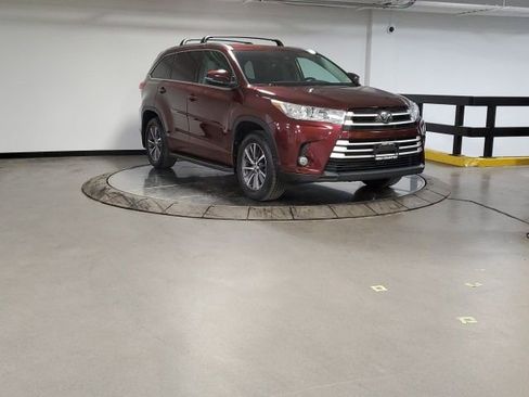 Used 2018 Toyota Highlander XLE image 2