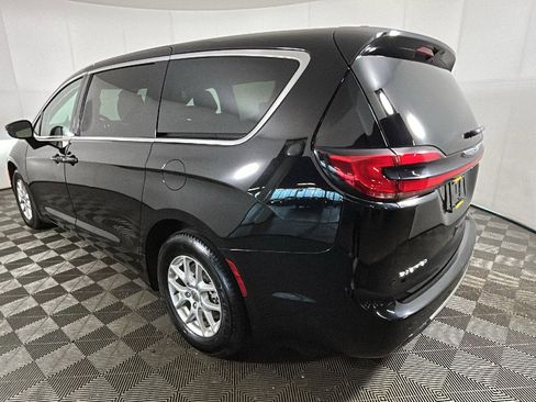 Used 2024 Chrysler Pacifica Touring-L FWD image 3