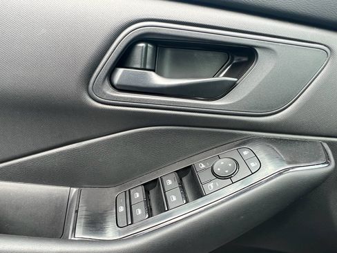 Used 2025 Nissan Rogue S image 19