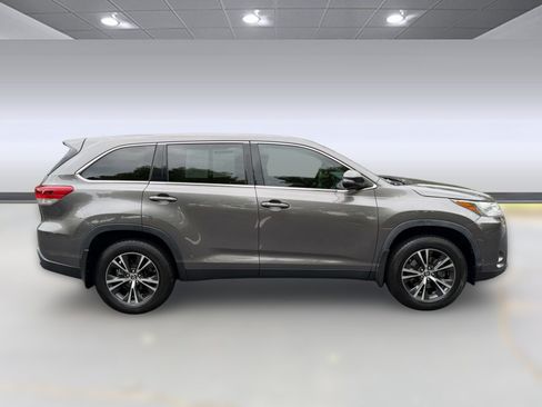 Used 2019 Toyota Highlander LE AWD/4WD image 8