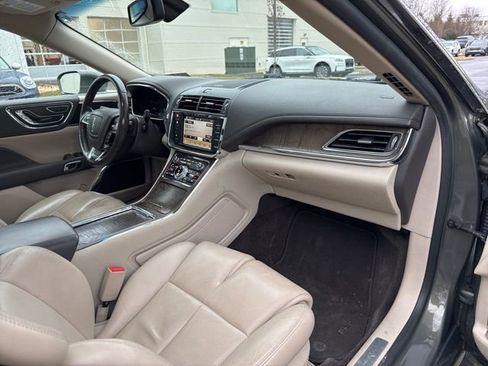 Used 2017 Lincoln Continental Select image 17