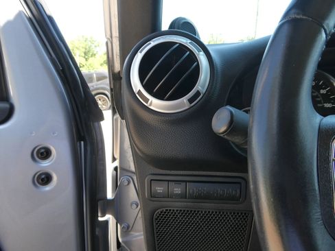 Used 2013 Jeep Wrangler Unlimited Rubicon w/ Connectivity Group AWD/4WD image 15