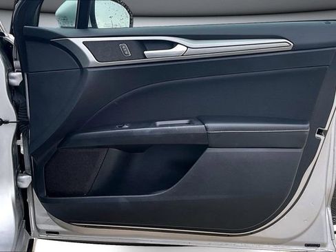 Used 2019 Ford Fusion SE image 27