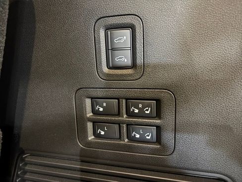 Used 2025 INFINITI QX80 Sensory image 17