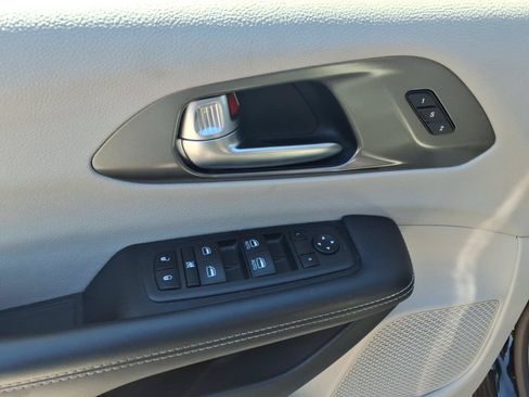 Used 2023 Chrysler Pacifica Touring-L FWD image 13