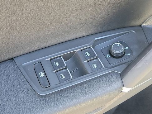 Used 2020 Volkswagen Tiguan SE image 18