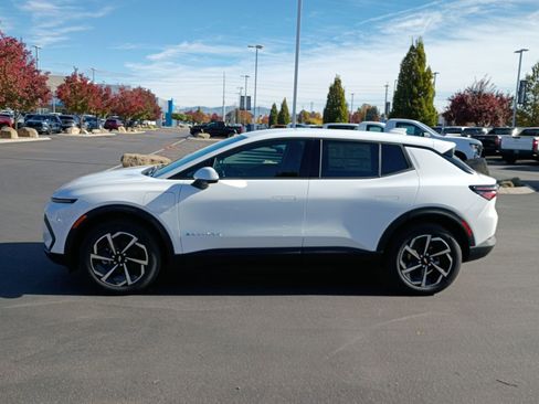 New 2026 Chevrolet Equinox EV LT image 14
