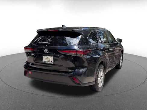 Used 2025 Toyota Highlander LE FWD image 14